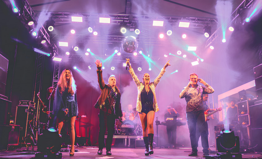 Celebrare em ritmo de discoteca