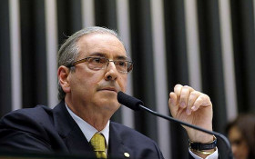 Funcion&aacute;rio de Eduardo Cunha corre e fecha port&atilde;o para o chefe n&atilde;o ser intimado pelo STF