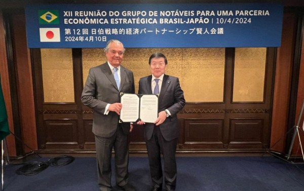 フィルジャン会長兼ワイズ社ブラジル社長エドゥアルド・エウジェニオ・グヴェア・ヴィエイラ氏(左)と日本の飯島正己社長(右) 木の中のサル