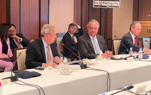 ヴァーレの代表者はエドゥアルド・バルトロメオ氏(写真)とエウジェニオ氏(写真) 木の中のサル