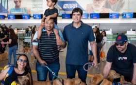 BRASILIANAS | Protesto reúne 150 tutores e cães no guichê da Gol contra a morte do golden 'Joca'. Animal não é bagagem
