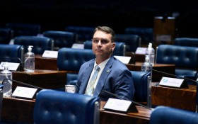 CORREIO BASTIDORES | Sem alternativa, Centr&atilde;o se rende a Fl&aacute;vio Bolsonaro