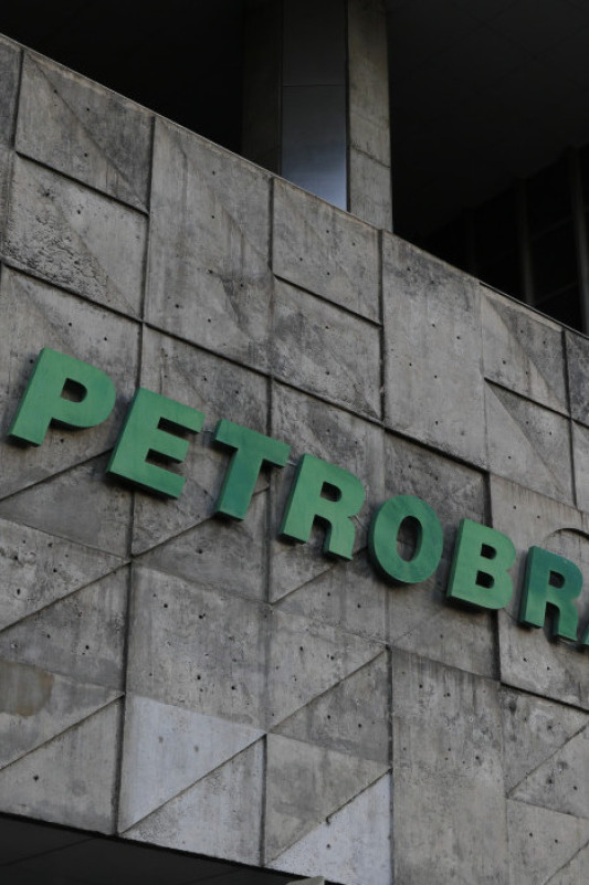 Petrobras com medo de Trump resolve suspender combust&iacute;vel de distribuidora de &oacute;rg&atilde;os p&uacute;blicos