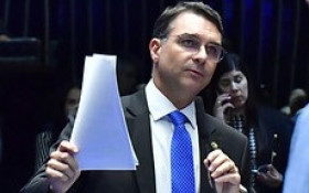 CORREIO BASTIDORES | Fl&aacute;vio e Trump causam bate&ccedil;&atilde;o de cabe&ccedil;as na direita