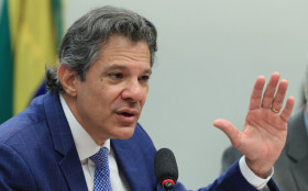 Haddad n&atilde;o gosta de Selic a 15% ao ano, mas defende o presidente do BC