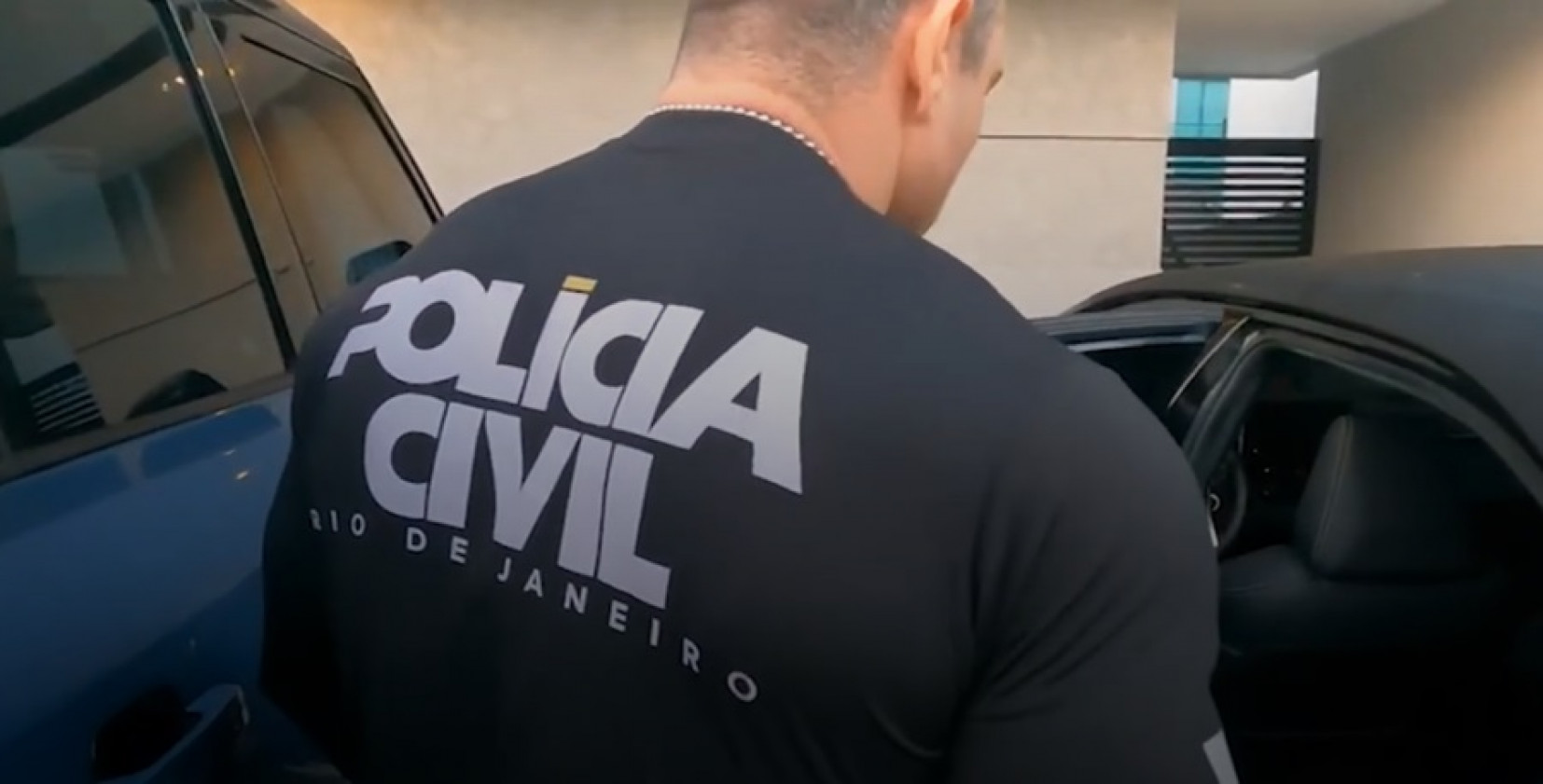 Olheiro do tr&aacute;fico &eacute; preso ap&oacute;s monitorar viatura e repassar informa&ccedil;&otilde;es ao TCP na Baixada Fluminense