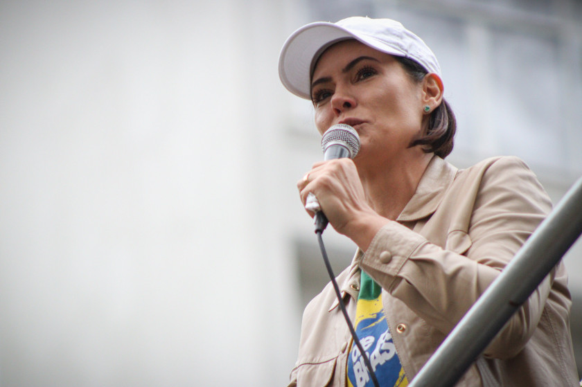 Coluna Magnavita | Michelle Bolsonaro entra na elei&ccedil;&atilde;o e, como candidata ao Senado, turbina Fl&aacute;vio e Celina