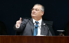 Dino acaba com o "Imp&eacute;rio dos penduricalhos"