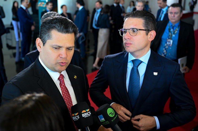 Alcolumbre ignora ligações de Hugo Motta