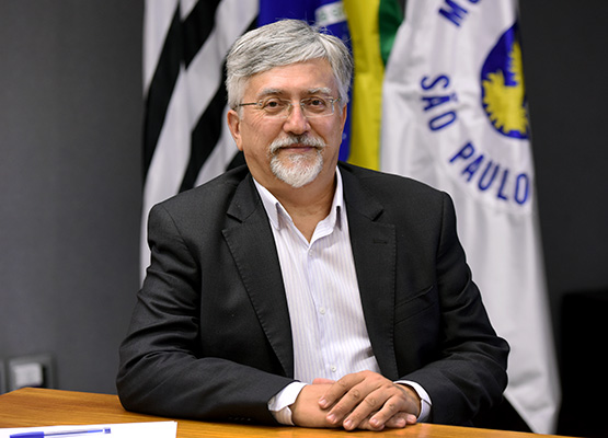 Ex-presidente da Emdec, Ayrton Camargo e Silva Macaque in the trees