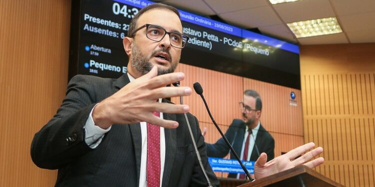 Vereador Gustavo Petta, na tribuna da Câmara Macaque in the trees