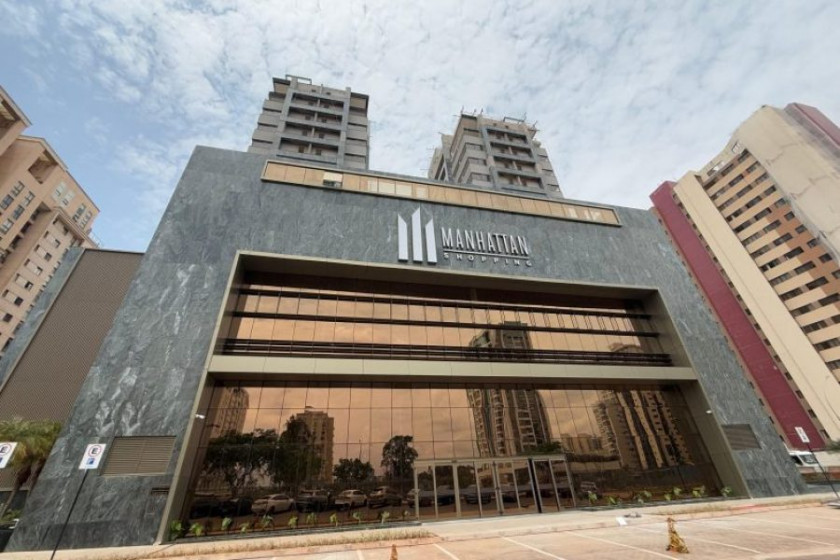 O centro comercial foi construído com aporte de R$ 400 milhões pelo Grupo PaulOOctavio e ocupa área de 64 mil m² Macaque in the trees