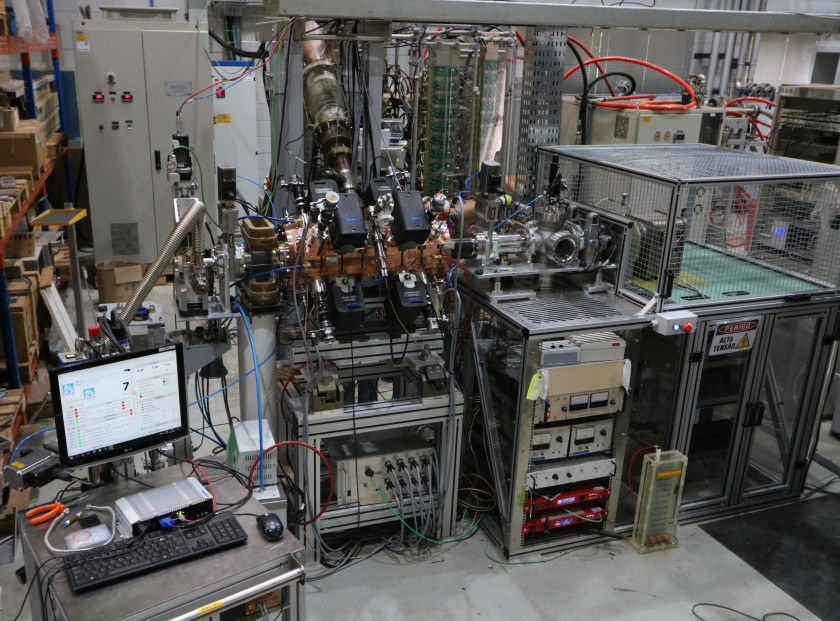 Pesquisadores do CNPEM em trabalho no primeiro protótipo do acelerador de prótons Macaque in the trees