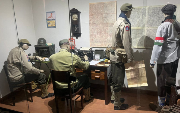 Diorama reconstituindo um posto de comando da FEB Macaque in the trees