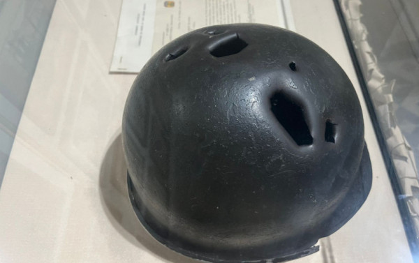 Capacete do cabo Oscar Rossin, natural de Campinas, morto na guerra Macaque in the trees