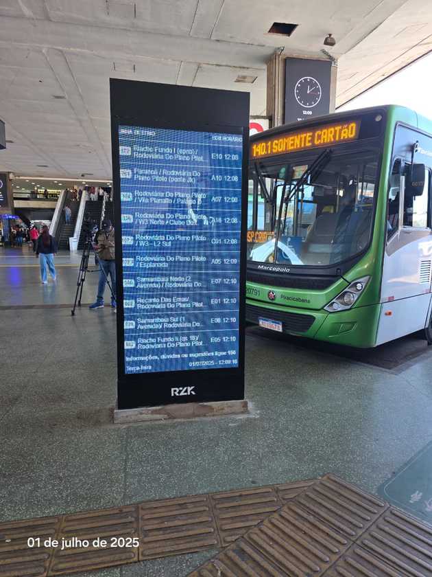 Painéis com horários "padrão Aeroporto" modificaram a prestação de serviços aos usuários Macaque in the trees