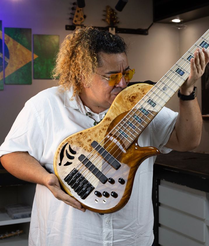 A potência criativa do contrabaixo de Sergio Groove, o renomado músico potiguar, estará nesta quarta (19), às 20h, na Cervejaria Blacaman, Barão Geraldo, acompanhado de Bruno Piapara (guitarra) e Daniel Pinheiro (bateria) Macaque in the trees