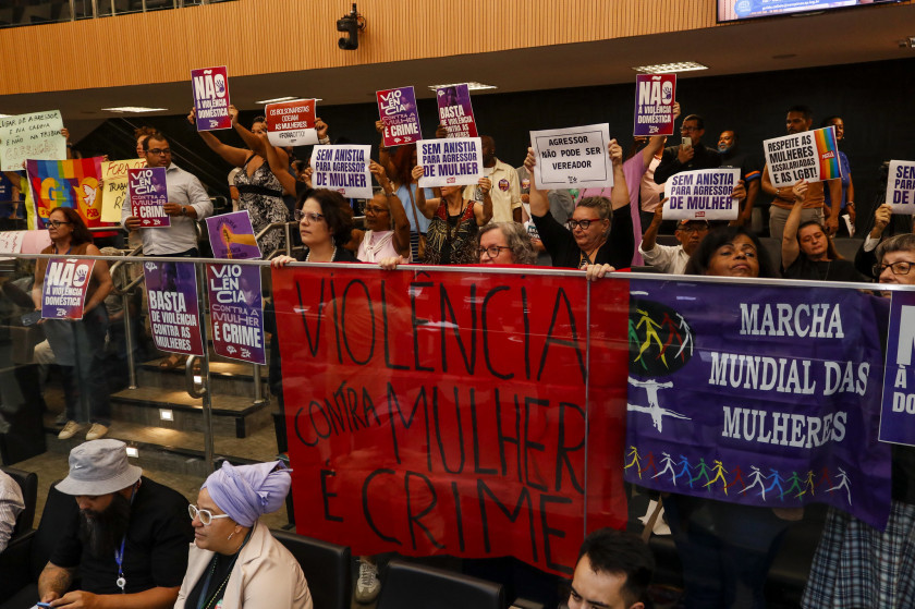 Plateia presente na Câmara de Campinas aprovou, por 29 votos a 1, a abertura de Comissão Processante para apurar quebra de decoro parlamentar por parte do vereador Otto Alejandro (PL), acusado de agressões e violência doméstica Macaque in the trees