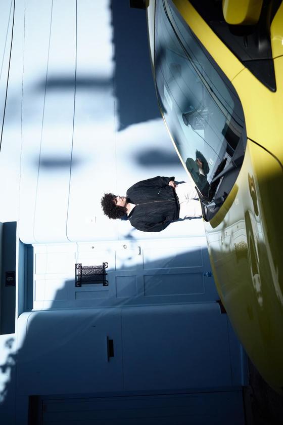 Nova fase de Chico Chico marca um mergulho profundo na força transformadora da arte, uma celebração do fogo interno que move sua música e sua poesia Macaque in the trees