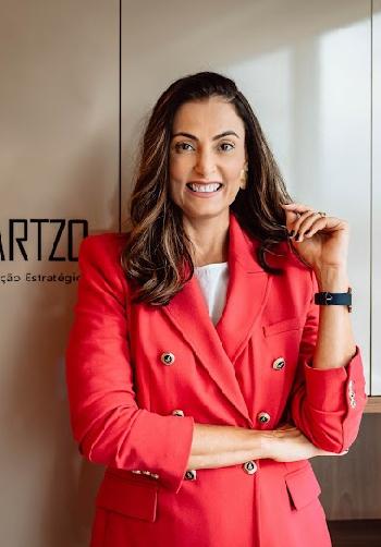 Vanessa Marques: Jornalista, palestrante, professora, consultora e pesquisadora em comunicação política Macaque in the trees