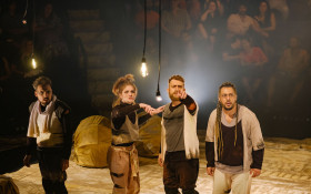 CRÍTICA / TEATRO / COMO NOS LIVROS: Humanos em decomposição