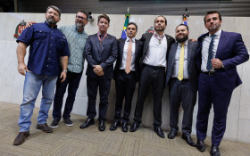 Carlos Bolsonaro e Mário Frias recebem Colar de Honra ao Mérito da Alesp