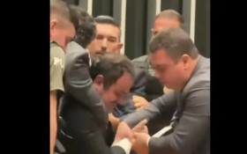 ASSISTA: Glauber Braga ocupa mesa diretora da Câmara e é retirado à força