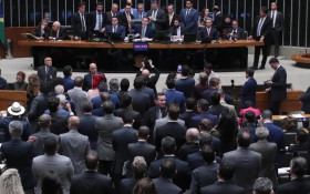 Câmara livra Carla Zambelli de cassação e suspende Glauber Braga