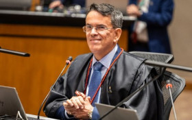 TRE-RJ sob nova gest&atilde;o: Cl&aacute;udio Mello toma posse