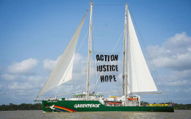 Navio do Greenpeace chega ao Rio