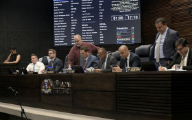 Guarulhos aprova PLs e veta a faixa azul para motocicletas