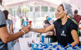 Prefeitura monta tendas ap&oacute;s recordes de calor em SP