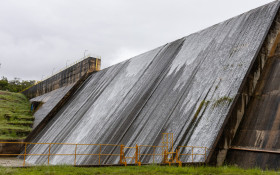BRASILIANAS | Barragem do Descoberto atinge cota m&aacute;xima, e volta a verter