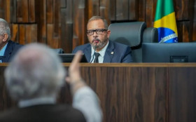 CORREIO CARIOCA | Presidente da Alerj evita comentar exonera&ccedil;&otilde;es