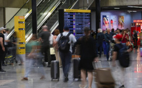 Entidades cobram solu&ccedil;&atilde;o para fam&iacute;lia retida em Aeroporto