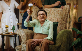 Heineken recria o brinde ic&ocirc;nico de "O Agente Secreto" em parceria com a atriz T&acirc;nia Maria