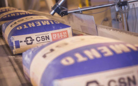 A&ccedil;&otilde;es da CSN derretem na Bolsa ap&oacute;s rebaixamento da Fitch e descren&ccedil;a do mercado