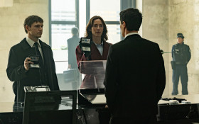 Ap&oacute;s anos de parceria, Evan Peters interpreta um her&oacute;i na s&eacute;rie de Ryan Murphy