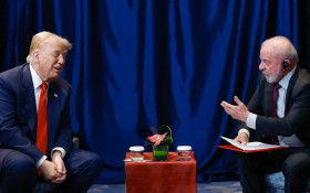 Depois do tarifa&ccedil;o, Trump implica com PIX e "taxa das blusinhas"