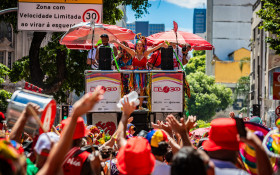 Multibloco desfila no Rio e em Niter&oacute;i com o tema "De volta &agrave; Bahia" no Carnaval 2026