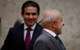 Lula barra penduricalho no servi&ccedil;o p&uacute;blico