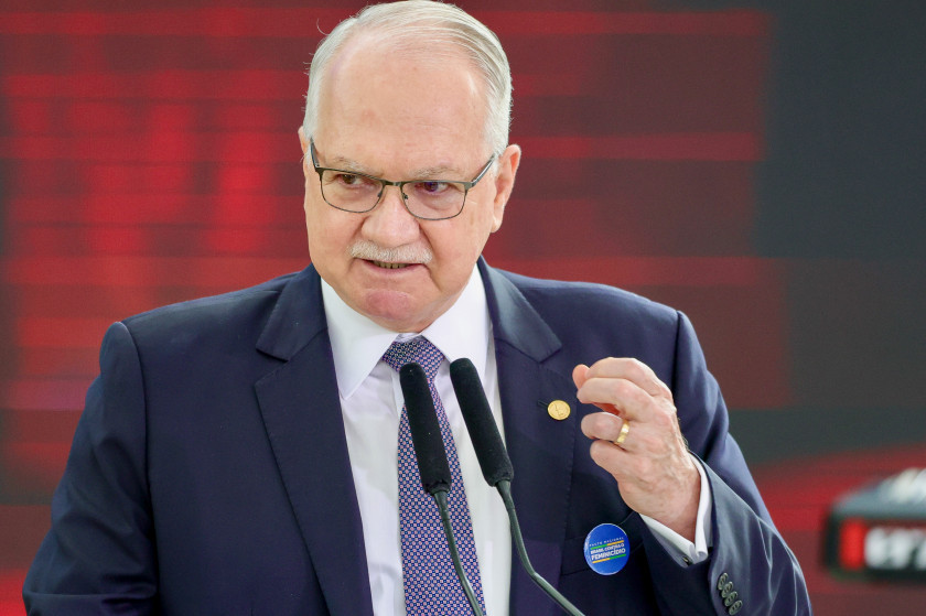 Fachin tira de inqu&eacute;rito das fake news pedido contra Mendon&ccedil;a
