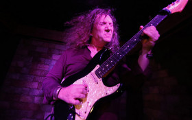 Uma guitarra a servi&ccedil;o de can&ccedil;&otilde;es eternas