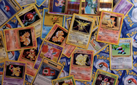 BRASILIANAS | Pok&eacute;mon Day: f&atilde;s se re&uacute;nem para trocar cartas e celebrar tr&ecirc;s d&eacute;cadas da franquia