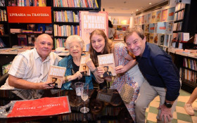 Pr&eacute;-lan&ccedil;amento da biografia de Niomar Moniz re&uacute;ne familiares e amigos