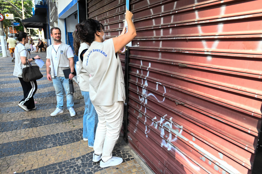 Vigilância Sanitária interditou nesta terça-feira (17) um estabelecimento clandestino de manipulação de medicamentos localizado na avenida Moraes Salles, no Cambuí. A operação foi realizada em conjunto com a Polícia Civil e resultou na apreensão de cerca de 3 toneladas de matéria-prima Macaque in the trees