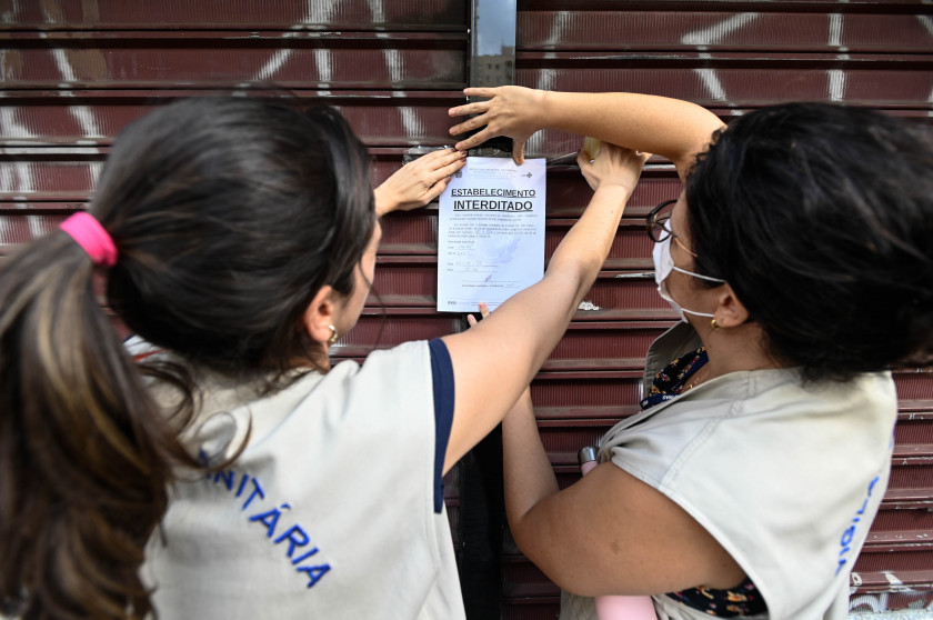 Vigilância Sanitária interditou nesta terça-feira (17) um estabelecimento clandestino de manipulação de medicamentos localizado na avenida Moraes Salles, no Cambuí. A operação foi realizada em conjunto com a Polícia Civil e resultou na apreensão de cerca de 3 toneladas de matéria-prima Macaque in the trees