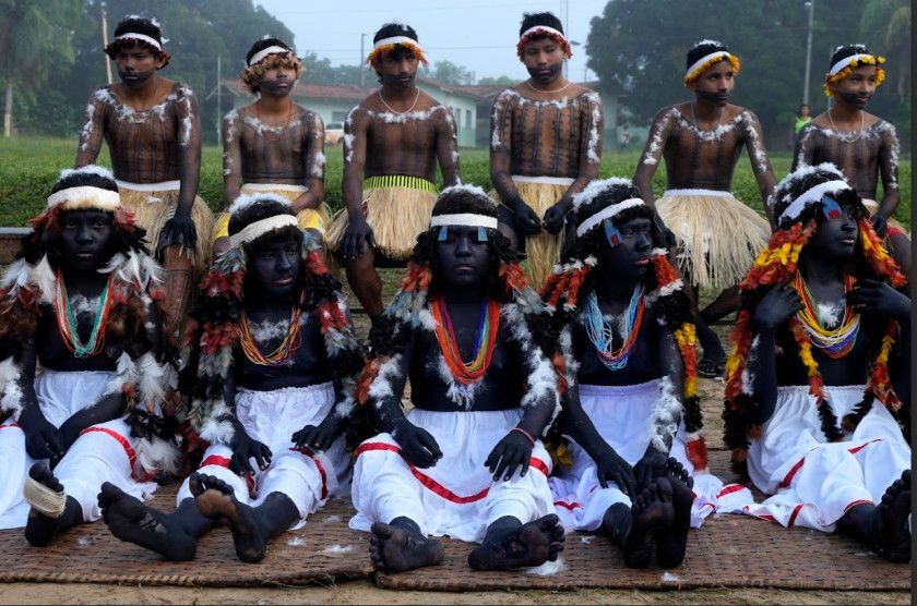 Wyra Uhaw - ritual menina moça Macaque in the trees