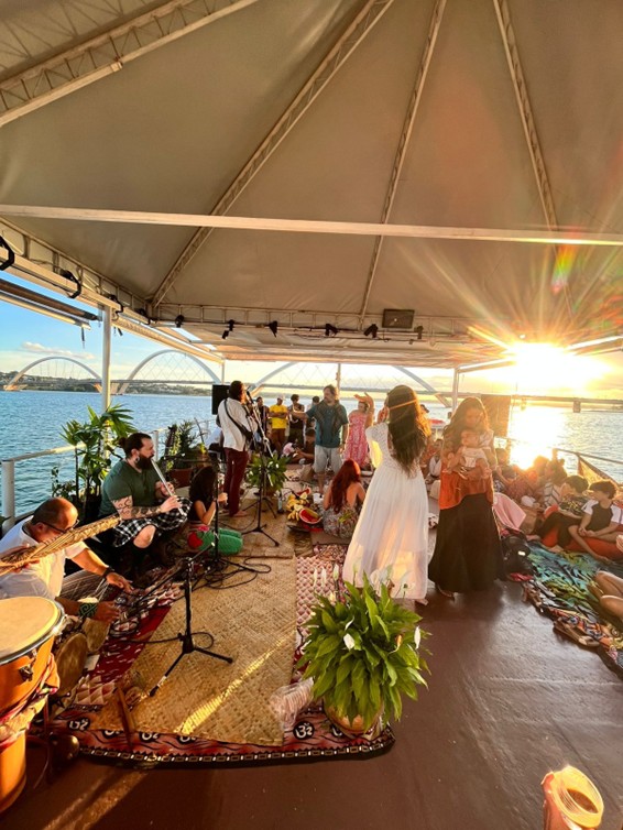 O evento propõe um espaço de diálogo entre matrizes indígenas, afro-brasileiras, orientais e urbanas Macaque in the trees