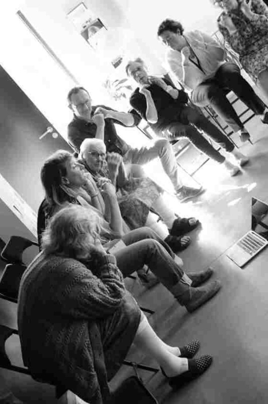 Grupo de pessoas com demências, como o Alzheimer, participam de grupo de estudo e convivência Macaque in the trees